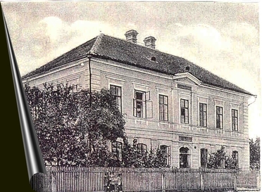 Škola před přestavbou v roce 1914