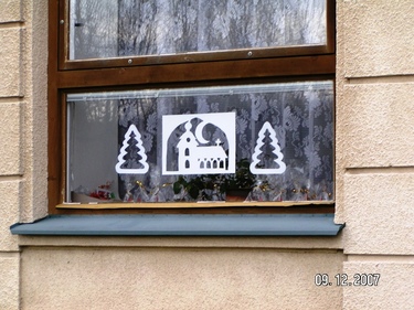 vánoční výzdoba v oknech